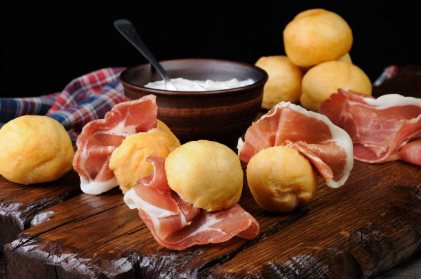 coccoli es un aperitivo de italia. bolas de masa de pizza frita y espolvoreadas con sal, servido con jamón y queso. alimentos tradicionales durante navidad period.they se llaman también pittule o pettole, que toscani coccoli, coccoli fiorentini. - serrano chilli pepper meat ham spain fotografías e imágenes de stock