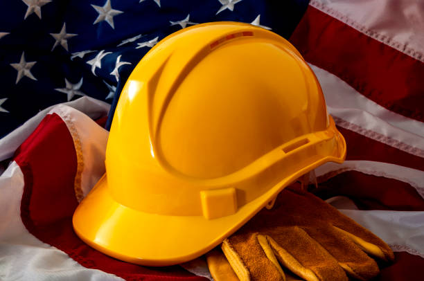 건설, 노동 및 산업 일 개념으로 미국 취업 미국 국기에서 노란색 하드 모자와 안전 장갑에 가까이 - hard labor 뉴스 사진 이미지