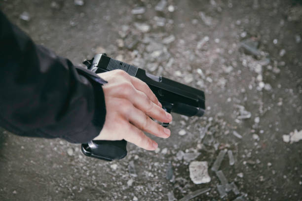 gun handing over - gun handgun violence kidnapping imagens e fotografias de stock