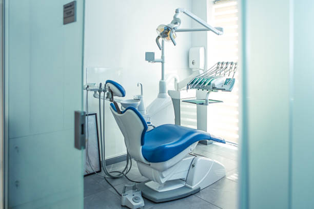стоматологическая канцелярия - dentist office dentists chair chair nobody стоковые фото и изображения