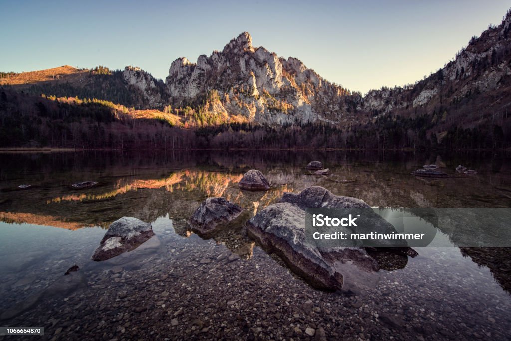 Laudachsee Gmunden Austria in autumn Austria, Gmunden. The Laudachsee is a mountain lake between the Gruenberg and the Traunstein in the Salzkammergut in Upper Austria. View to the Katzenstein Mountain. Gmunden Stock Photo