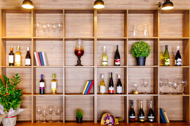 白と赤の個人所有のワイナリー キャビネット部屋インテリアの本を木製の棚にワインのボトル - vinery ストックフォトと画像