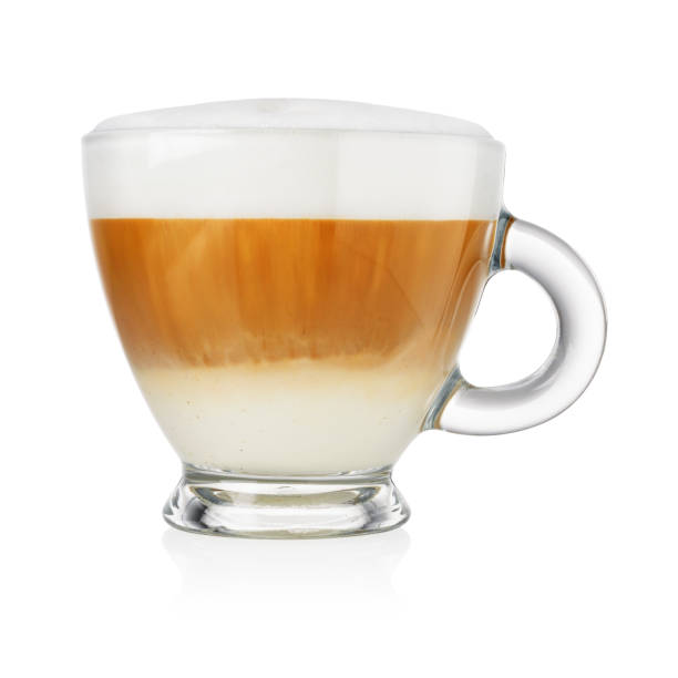 filiżanka cappuccino na białym - latté cafe macchiato glass cappuccino zdjęcia i obrazy z banku zdjęć