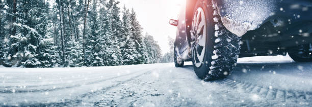 closeup de neumáticos de coche en invierno en el camino - snow car winter road fotografías e imágenes de stock