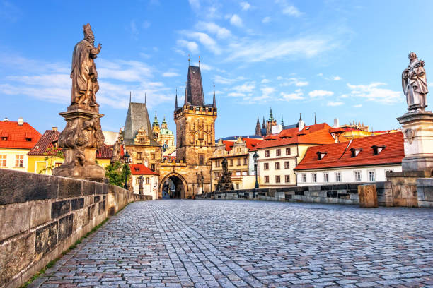 pont charles famous au-dessus de la rivière vltava à prague, czech republic - prague czech republic charles bridge bridge photos et images de collection