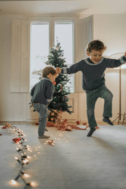 familie schmückt weihnachtsbaum - christmas decoration photography themes christmas ornament stock-fotos und bilder