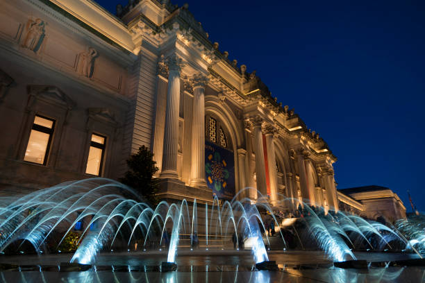 metropolitan museum of art en nueva york - dusk people manhattan new york city fotografías e imágenes de stock