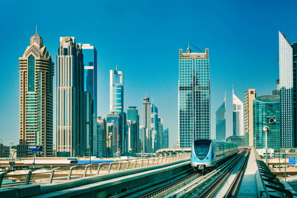 地下鉄ドバイのスカイライン - water architecture train united arab emirates ストックフォトと画像