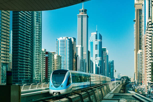 地下鉄ドバイのスカイライン - water architecture train united arab emirates ストックフォトと画像