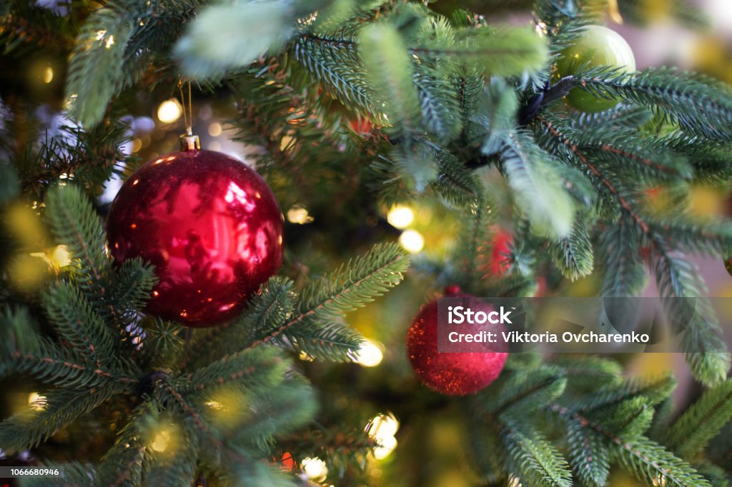 Fond de vacances de Noël. Beau sapin avec ballon guirlande et rouge. - Photo de Sapin de Noël libre de droits