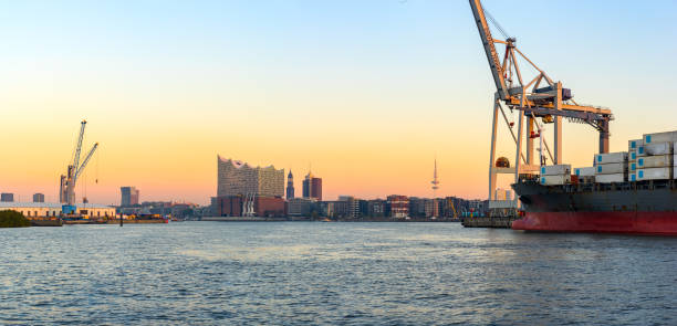 puerto de hamburgo en la mañana - hamburg germany elbe river illuminated freight transportation fotografías e imágenes de stock