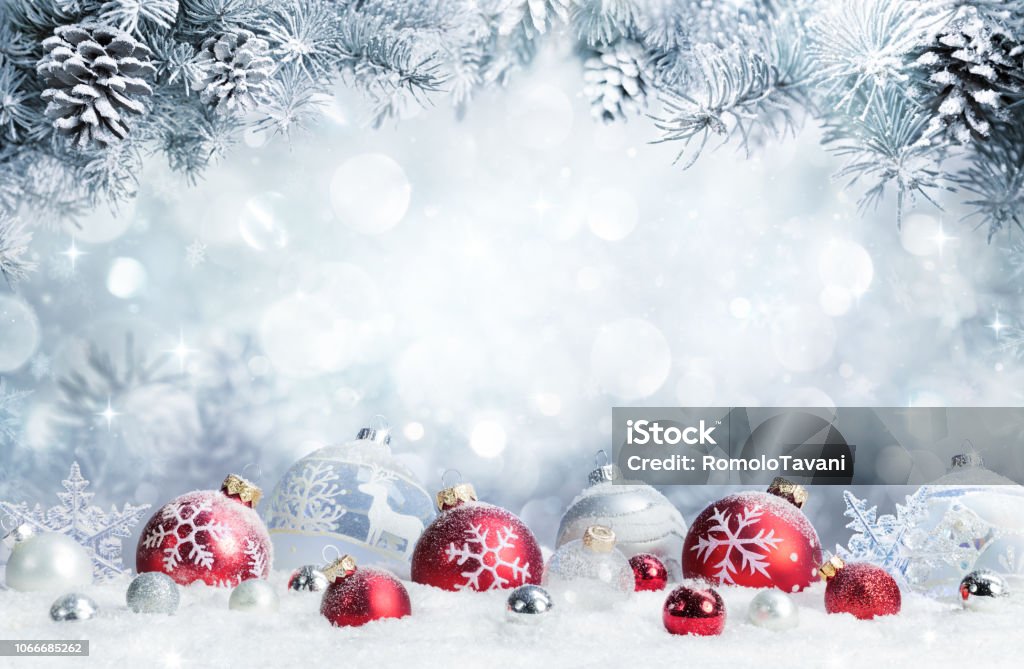 Frohe Weihnachten - Kugeln im Schnee mit Tannenzweigen - Lizenzfrei Weihnachten Stock-Foto