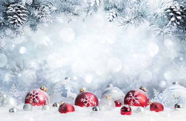frohe weihnachten - kugeln im schnee mit tannenzweigen - grußkarte fotos stock-fotos und bilder