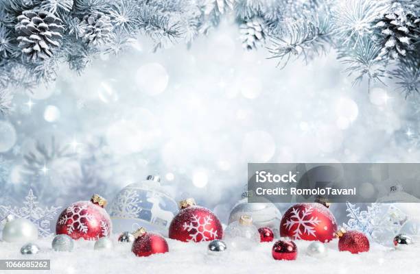 Frohe Weihnachten Kugeln Im Schnee Mit Tannenzweigen Stockfoto und mehr Bilder von Weihnachten