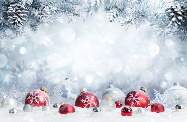 buon natale - palline sulla neve con rami di abete - pigna strobilo foto e immagini stock