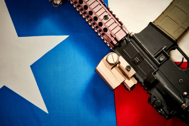 テキサス州旗の背景にある機関銃の平面図 - assult ストックフォトと画像