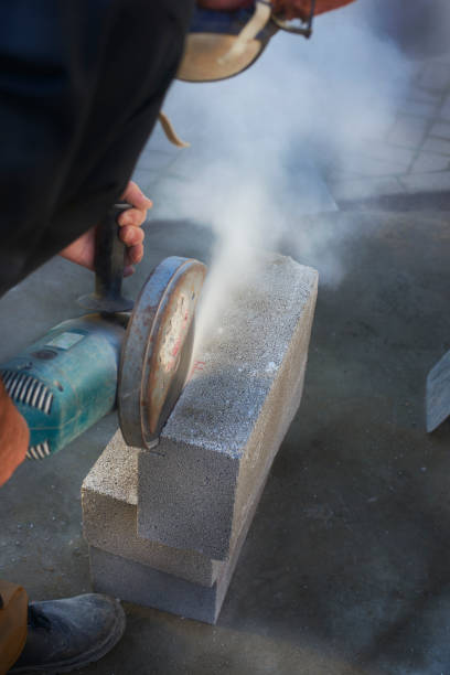 istock Cutting concrete block to size 1066698058