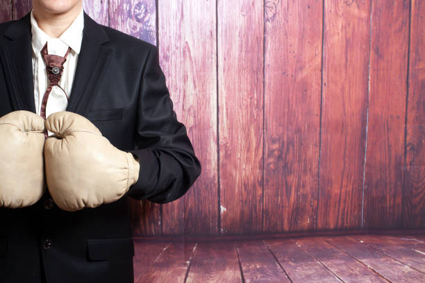 homme d’affaires dans les gants de boxe - anti smoking photos et images de collection