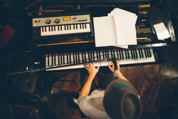 pianista che si esibisce sul palco - piano men pianist musician foto e immagini stock