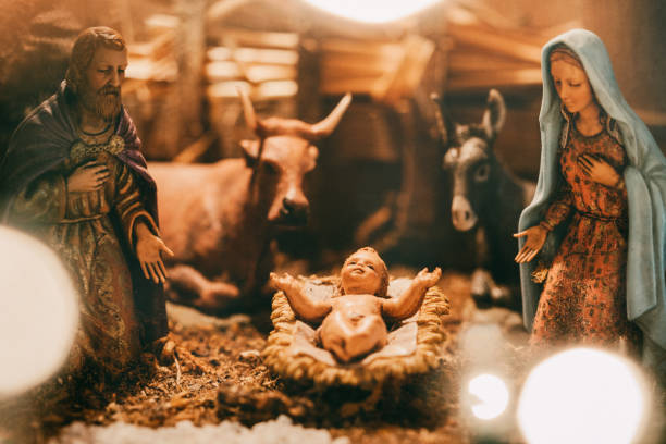 scène de la nativité antiques éclairé par les lumières de noël - crèche de noël photos et images de collection