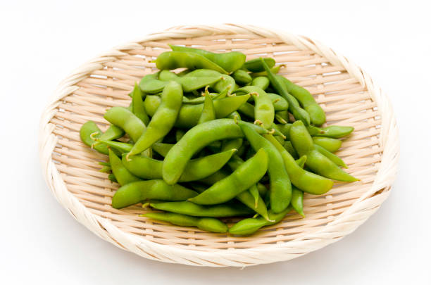 edamame - japanese food,boiled green soybeans - edamame imagens e fotografias de stock