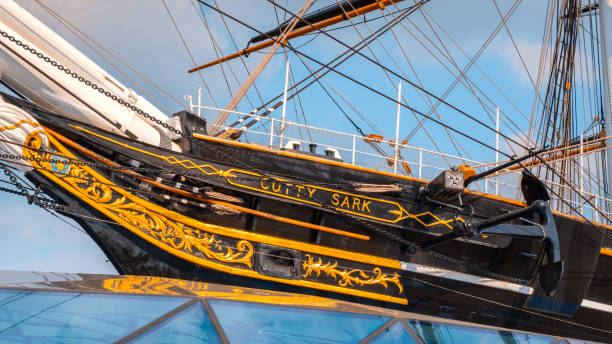 cutty sark, o clipper do chá histórico navio em greenwich, londres, reino unido - the cutty sark - fotografias e filmes do acervo