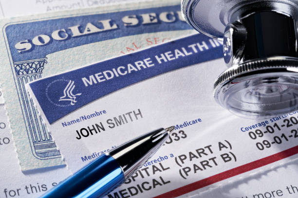 medicare health insurance and social security card su rapporto medico e stetoscopio - m3 foto e immagini stock