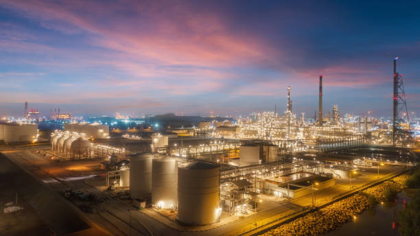 fabbrica di raffinerie di petrolio con bellissimo cielo al crepuscolo per l'industria energetica o del gas o il background dei trasporti. - refinery factory night petroleum foto e immagini stock