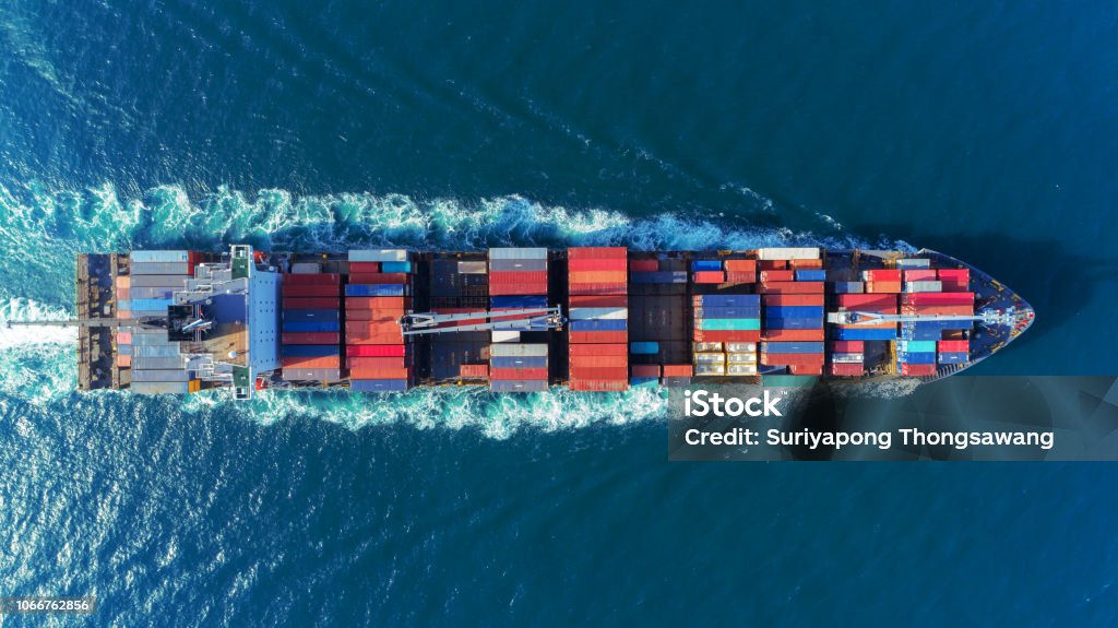 Aerial view Top speed with beautiful wave of container ship full load container with crane loading container for logistics import  export or transportation concept background. - Royalty-free Transporte de mercadoria Foto de stock