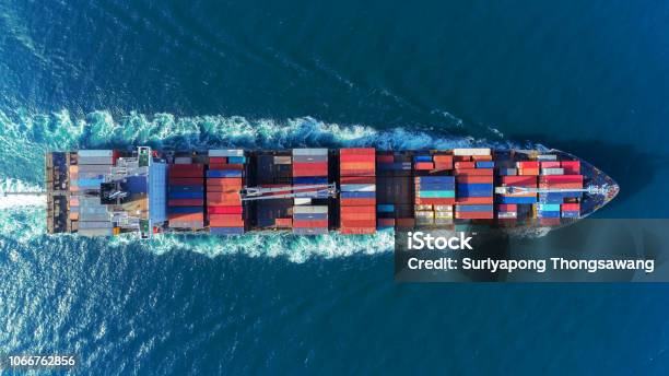 Aerial View Top Speed With Beautiful Wave Of Container Ship Full Load Container With Crane Loading Container For Logistics Import Export Or Transportation Concept Background - Fotografias de stock e mais imagens de Transporte de mercadoria