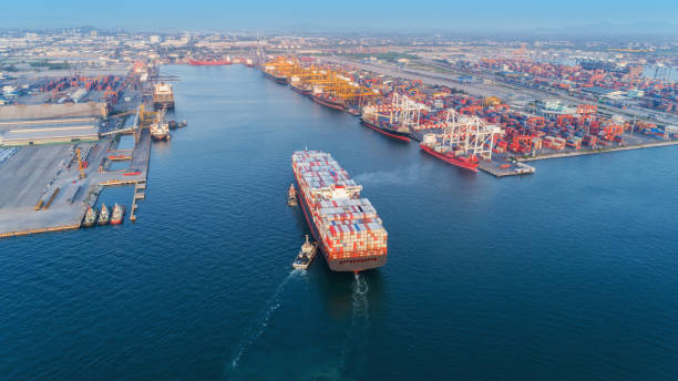 vista aérea tug barcos arrastar porta-contentores ao porto de mar e do recipiente do carregamento de ponte de guindaste trabalhando para a logística de importação exportação ou fundo do conceito de transporte, província de laemchabang porto em chonb - container ship tugboat nautical vessel pulling - fotografias e filmes do acervo