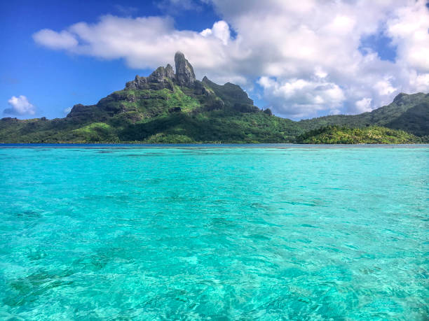 istock Lagoon view of Mount Otemanu 1066769142