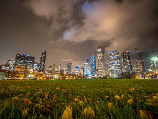 faible angle photo de downtown chicago skyline au cours de la nuit d’hiver - skyscraper low angle view city urban scene photos et images de collection