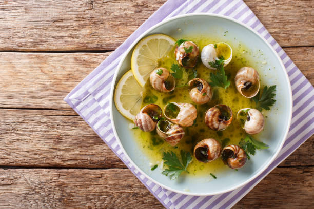 フランス料理: エスカルゴ皿にバター、ハーブとニンニクのクローズ アップ。上から水平のトップ ビュー - gourmet snail food escargot ストックフォトと画像