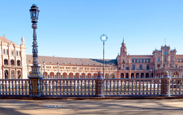 plaza de españa de sevilla - plaza de espana seville victorian architecture architectural styles fotografías e imágenes de stock