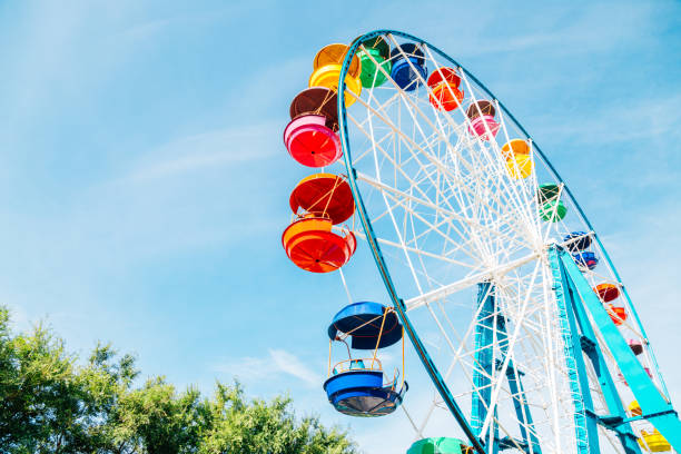 colorful ferris wheel at amusement park in vladivostok, russia - ferris wheel fotos imagens e fotografias de stock