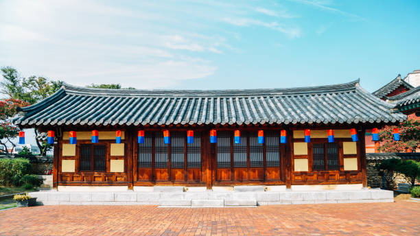 daegu hyanggyo, корейская традиционная архитектура в daegu, корея - confucian стоковые фото и изображения