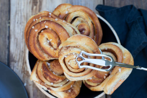 スウェーデンからシナモン ロール - cinnamon bun icing pastry ストックフォトと画像