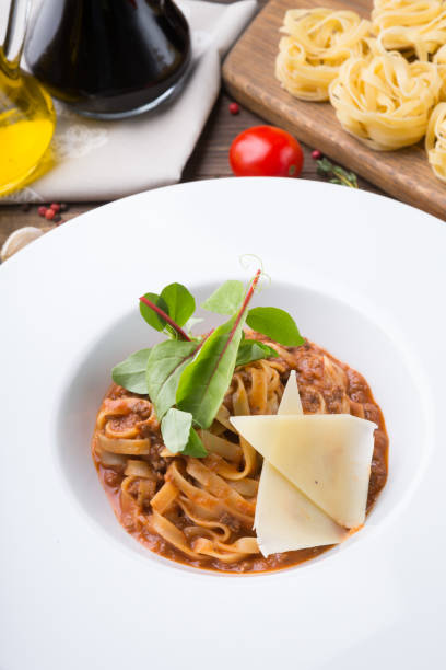 italienischer pasta serviert mittags auf einem tisch - hase wildfleisch stock-fotos und bilder