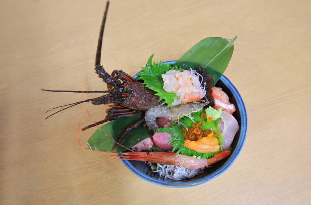 伊勢海老海老刺身丼海鮮丼高価な日本食 - ise ストックフォトと画像