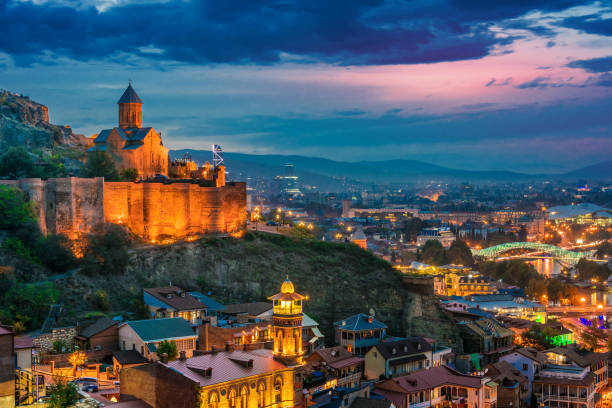 панорамный вид на тбилиси, грузия после захода солнца - tbilisi стоковые фото и изображения