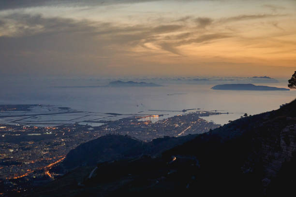 vista aérea de las islas egadas (favignana, marettimo y levanzo) y la ciudad de trapani de erice al atardecer. - trapani sicily erice sky fotografías e imágenes de stock