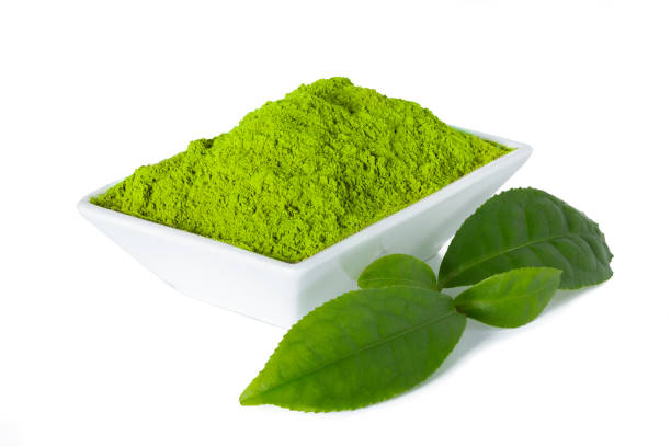 pó de chá verde matcha com tealeaves em branco - dry dried plant green tea antioxidant - fotografias e filmes do acervo