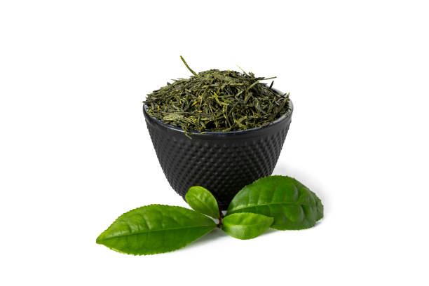 té verde sencha en copa negra de hierro fundido - dry dried plant green tea antioxidant fotografías e imágenes de stock