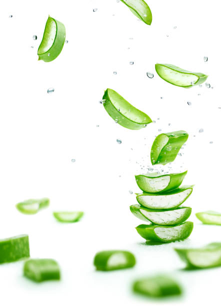 rebanadas de aloe vera con salpicaduras de agua - áloe fotografías e imágenes de stock