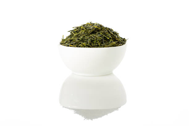 té verde sencha en taza blanca - dry dried plant green tea antioxidant fotografías e imágenes de stock
