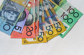australische-dollar-in-fan-auf-holztisch-nahaufnahme.jpg?b=1&s=170x170&k=20&c=uIc-5ARLYLYmbWZhIdYFfeSjFAmNUlrUQrUmDUFjJuc=