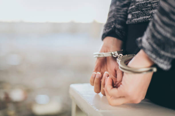 aresztowany - kajdanki - freedom legal system handcuffs security zdjęcia i obrazy z banku zdjęć