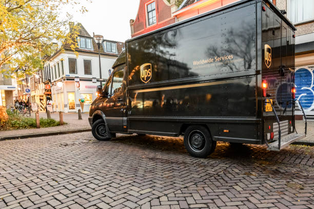 camion de livraison ups garée dans la rue en plein centre ville - united parcel service truck shipping delivering photos et images de collection