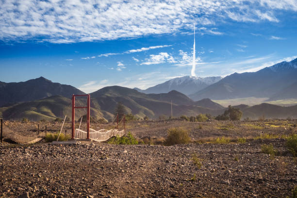 paisagem do vale de elqui com uma ponte em vicuña, chile. as montanhas, o rio e as nuvens - coquimbo region - fotografias e filmes do acervo